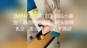 猥琐大叔潜入公司女厕偷拍女同事尿尿为了拍脸不小心把自己也拍进去了