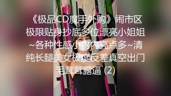 -偷拍漂亮美女和男友,女闺蜜一起旅游,进房间就自拍