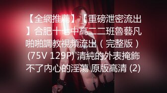 小美女穿着黑丝长裙看着娇小玲珑，没想到脱光光