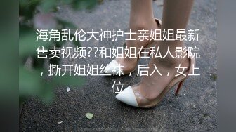 好身材性感美女在豪宅客厅沙发上自慰