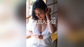 红色吊带包臀裙的美女逛夜市 岔开腿被抄底粉色内裤紧紧包裹勒出深深的逼缝隙中间湿了侧面还露毛