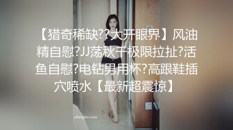 良家小淫妻真是骚得没边了，火车站坐草棚地上，左右都是人，明目张胆就把手指伸进逼里扣，这也太刺激了吧！