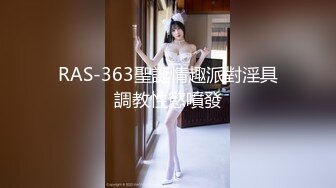 深夜跟甜美小少妇玩个车震，温柔的口交奶子不小玩个乳交，主动插入爆草下车后入深夜里的呻吟好刺激