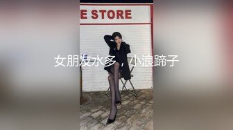 街边小饭店老板娘创业不易,後厨和老公啪啪,食品冰箱前蹲地撒尿