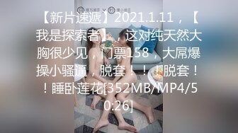 夏天洗澡不關窗的母女倆,翹立的乳頭和稀疏的陰毛真想沖進去玩個3P