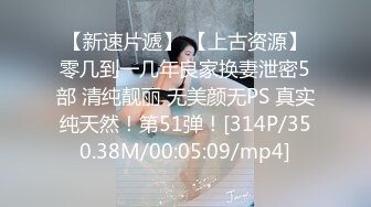 双女仆抢吃一根肉棒