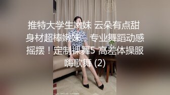 大屁股白皙美乳骚女道具双管齐下，假屌骑乘套弄掰穴出白浆，边插边用按摩器震动阴蒂，粉穴特写看着非常诱人