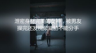 瞧把猥琐大叔乐的