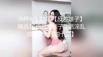 商场女厕偷拍眼镜美女尿尿B还吊着一坨白带