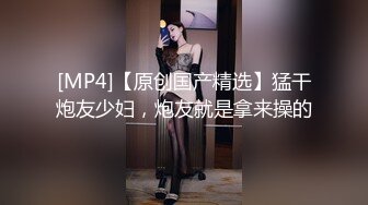 清純眼鏡娘，文文靜靜，佳人美乳，墻上掛著自己拍的藝術寫真