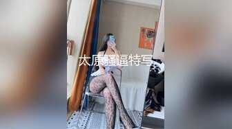 商场厕所偷拍蹲在门口玩手机的红衣少妇