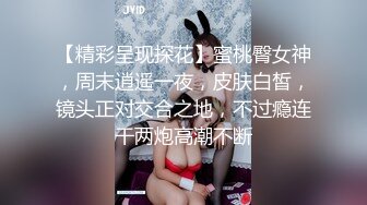 漂亮妹子被抱着大鸡吧猛插菊花 骚叫不停 看人家插菊花咋那么容易 滋溜一下就进去了