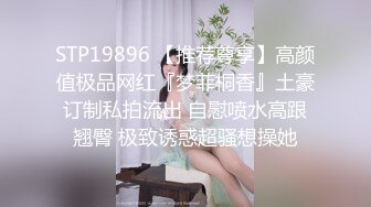 5个嫩妹小姐姐 挑一个来操 其他旁边观战，撩起衣服看美乳，细腰大长腿，骑乘位爆草小骚逼