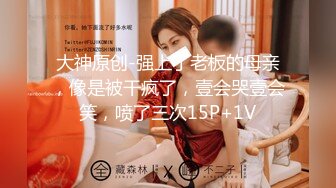 22歲騷女友故意跑到公廁，視訊玩跳蛋給男友看，突然被隔壁的聲音嚇一跳！