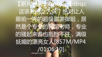 跪着舔屌洗完澡等待被操，圆润翘臀扭动小腰套弄，扶着屁股后入撞击