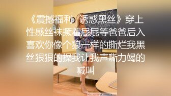 高颜值00后年轻小情侣居家啪啪,妹子拿着手机和同学聊天,下面男友奋力抽送,真刺激